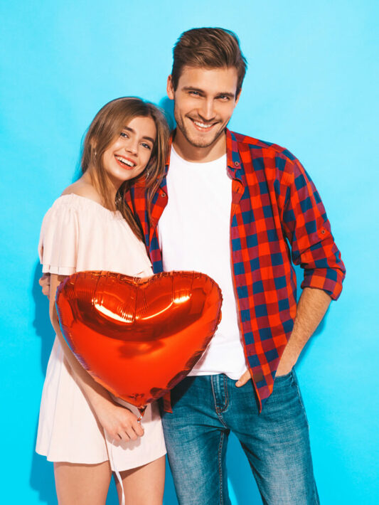 Что подарить девушке на день влюбленных: гайд по интересам, хобби и этапам ваших отношений