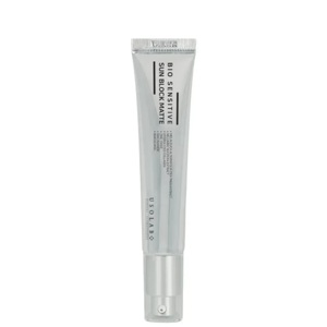 Омолоджуючий, заспокійливий та матуючий сонцезахисний крем Usolab Bio Sensitive Sun Block Matte