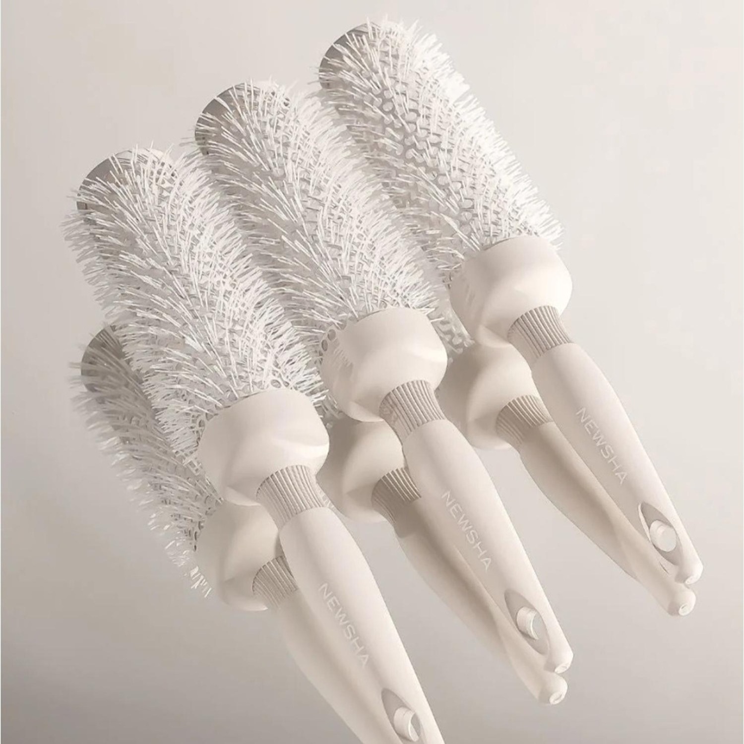 Круглий браш бежевий Newsha Deluxe Round Brush Extralong 33 мм